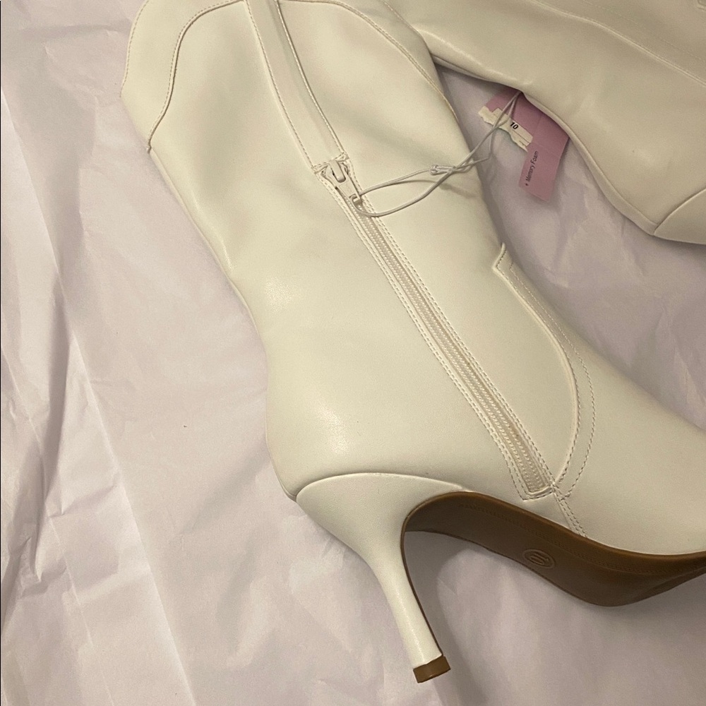 White Pointed Toe Kitten Heeled Western Boots - Picture 8 of 9